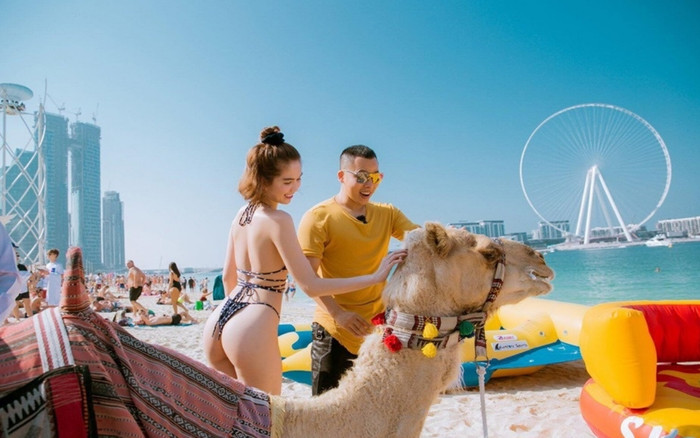 Cùng Ngọc Trinh và Vũ Khắc Tiệp dạo bãi biển trên lưng em bé lạc đà, ăn tối trên không ở Dubai Ảnh 2