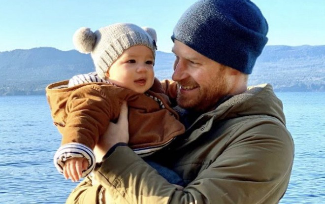 Vợ chồng Harry khoe ảnh con trai 8 tháng tuổi trong video kỷ niệm 12 tháng qua Ảnh 2