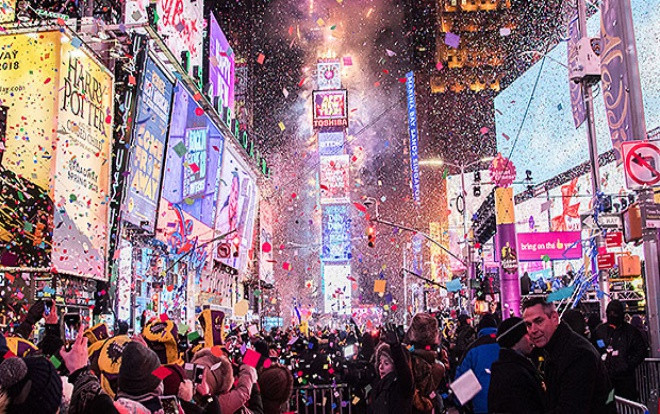 Hạ quả cầu pha lê đếm ngược sang năm mới 2020 ở Quảng trường Thời đại Ảnh 2