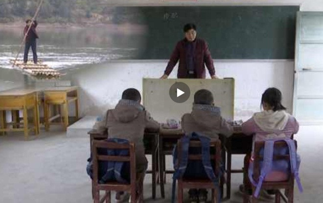 Thầy giáo chèo bè tre vượt sông mỗi ngày chỉ để dạy một lớp 3 học sinh Ảnh 2