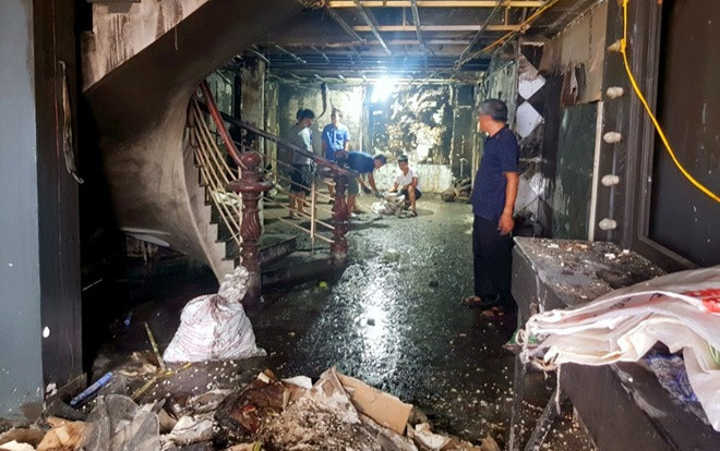 Phá cửa cuốn cứu 3 người mắc kẹt trong tiệm váy cưới bốc cháy trước ngày khai trương Ảnh 2