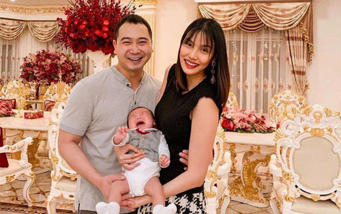 Gia đình Lan Khuê lần đầu tiên khoe cận mặt quý tử, biểu cảm của cậu nhóc khiến nhiều người phì cười Ảnh 2