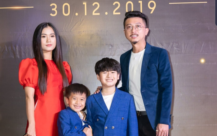 Những lần diện đồ đồng điệu cực yêu của cả nhà Lâm Vĩ Dạ, không hàng hiệu mà vẫn đẹp Ảnh 2