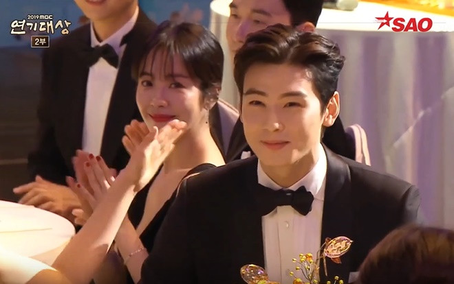 Han Ji Min - Cha Eun Woo (ASTRO): Lại thêm một cặp chị em đẹp đôi dù hơn kém 15 tuổi! Ảnh 2