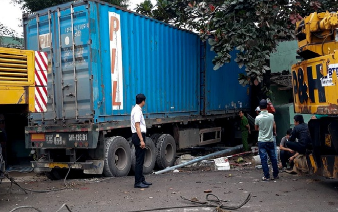 Xe container đâm sập 2 nhà dân, tài xế tử nạn ngay trong cabin Ảnh 2