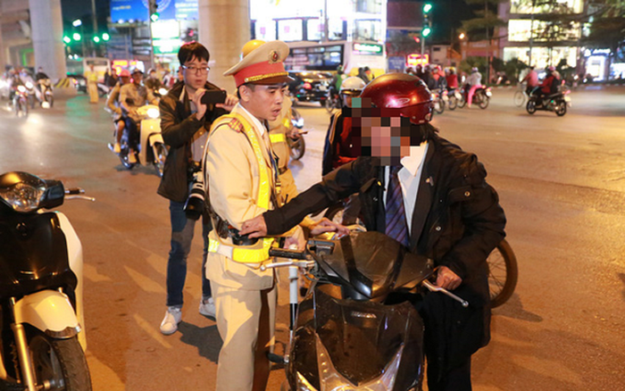 Bị kiểm tra nồng độ cồn, 'doạ' gọi Bộ trưởng Bộ Giáo dục Ảnh 2