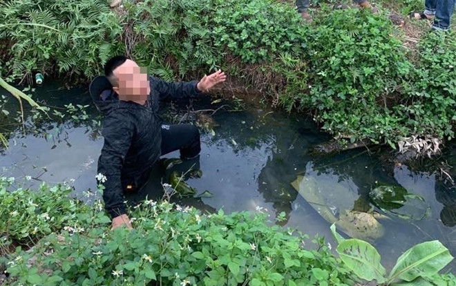 Công an triệu tập nam thanh niên nghi sàm sỡ phụ nữ đang đi trên đường, bị người dân đẩy xuống mương nước Ảnh 2