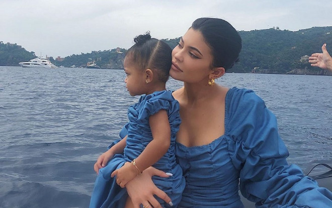 Không ai vượt mặt được mẹ con tỷ phú Kylie Jenner về tài diện đồ đôi 'độc nhất vô nhị' Ảnh 2