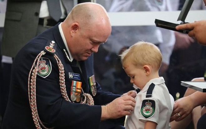 Bé trai 19 tháng miệng còn ngậm núm vú nhận huân chương thay cha vừa hy sinh Ảnh 2