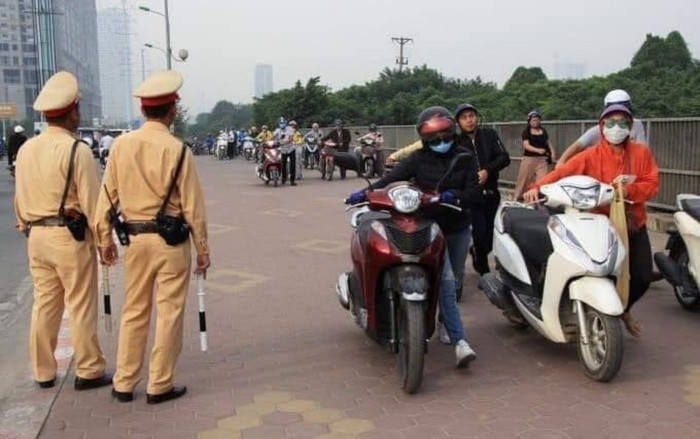 Có xử phạt được người uống rượu bia dắt bộ xe máy qua mặt CSGT? Ảnh 2