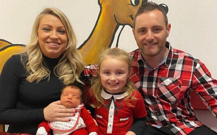 Thấy mẹ ngã gục xuống sàn, bé gái 5 tuổi nhanh trí làm điều này Ảnh 2