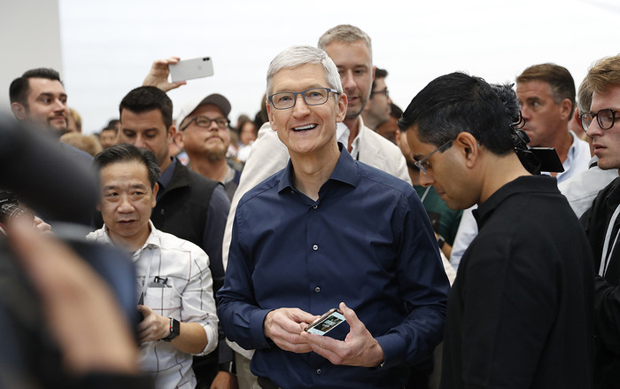 Bị giảm thu nhập, Tim Cook vẫn nhận lương cao hơn gấp hơn 200 lần nhân viên Apple Ảnh 2