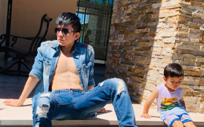 Đan Trường cởi áo khoe body 6 múi nhưng lại bị con trai Mathis Thiên Từ chiếm trọn spotlight Ảnh 2