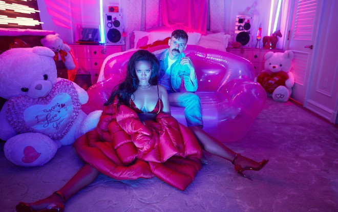 Rihanna rực lửa trong thiết kế nội y thắt nơ trước vùng nhạy cảm khoác hờ áo phao 'thả dáng' lả lơi Ảnh 2