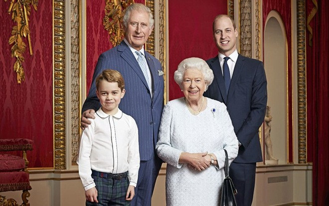 Hoàng tử George cười tủm tỉm khi chụp ảnh chung hiếm hoi cùng cố nội, ông và bố Ảnh 2