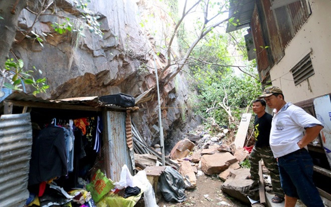 Đá lở khoảng 4 tấn đè trúng 2 mẹ con đang đốt vàng mã Ảnh 2