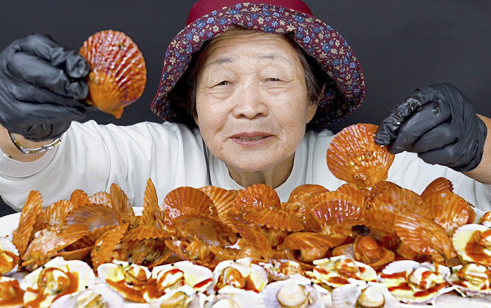 Quay vlog ăn uống thả ga, cụ bà 82 tuổi người Hàn Quốc gây sốt cộng đồng mạng Ảnh 2