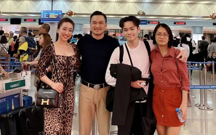 Ly hôn rồi nhưng Chi Bảo vẫn cùng bạn gái mới, vợ cũ và con trai đi ăn với nhau Ảnh 2