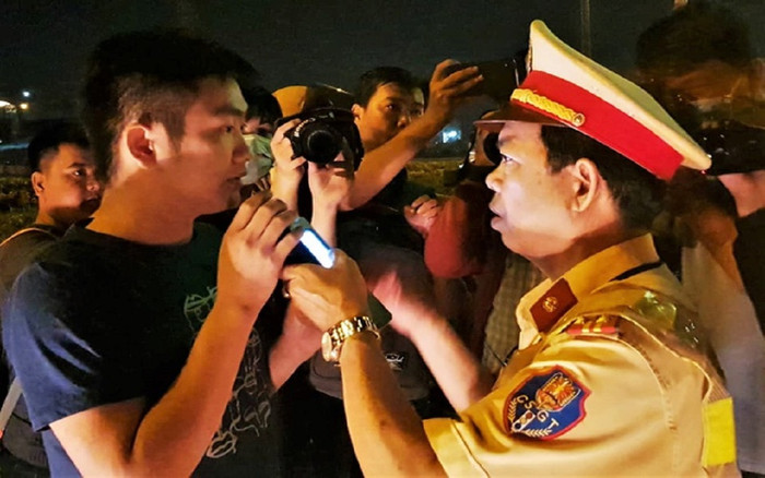 TP.HCM: Thấy chốt kiểm tra nồng độ cồn, tài xế dừng xe 'bỏ chạy' Ảnh 2