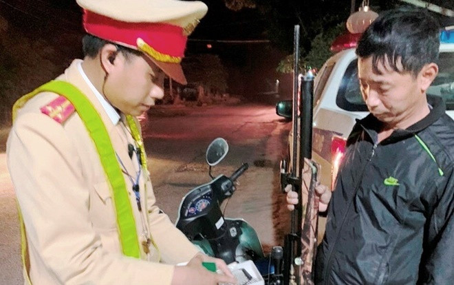 Tạm giữ người đàn ông đi xe máy sau khi uống rượu bia còn mang theo súng tự chế và 100 viên đạn bi Ảnh 2