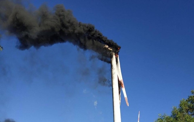 Trụ điện gió cao gần 100m ở Bình Thuận bất ngờ bốc cháy rồi nổ tung Ảnh 2