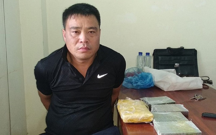 Bắt đối tượng mang 4 bánh heroin và 6.000 viên ma túy tổng hợp vào nội địa tiêu thụ Ảnh 2