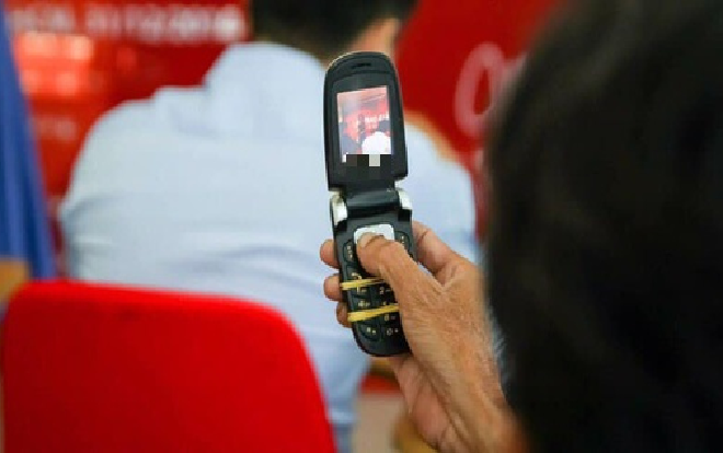 Hình ảnh người mẹ lấy chiếc điện thoại nắp gập đời cũ ghi lại khoảnh khắc tốt nghiệp của con gái lay động CĐM Ảnh 2