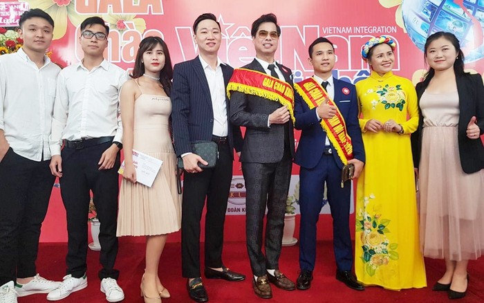 'Nghệ sĩ bình dân' Ngọc Sơn mang tình yêu bóng đá Việt Nam ra châu Âu Ảnh 2