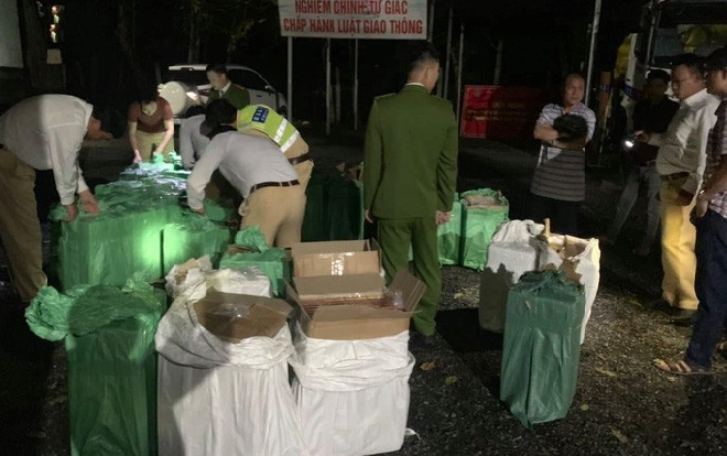 Phát hiện xe tải chở gần 20.000 bao thuốc lá nhập lậu Ảnh 2