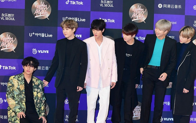 V (BTS) ngã trên thảm đỏ 'Golden Disc Awards 2020' nhưng Jin 'ngượng tím người' vì hành động này Ảnh 2