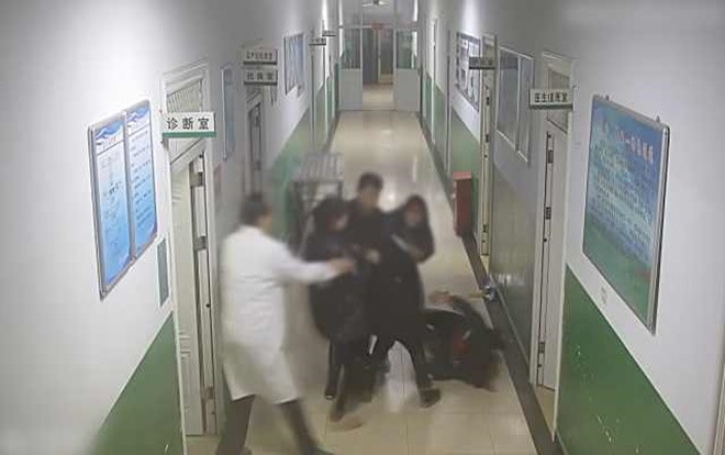 Uống rượu say đến xuất huyết dạ dày nhưng vẫn hành hung y tá, hai người đàn ông nhận cái kết đắng Ảnh 2