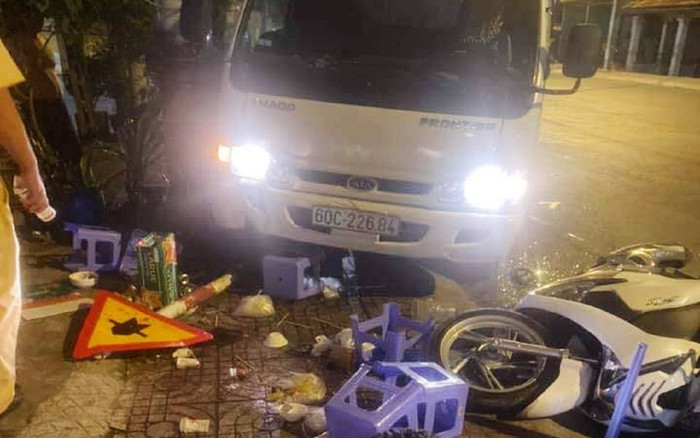 Xe tải lao lên vỉa hè tông bàn nhậu giữa khuya khiến 2 nam thanh niên nguy kịch Ảnh 2