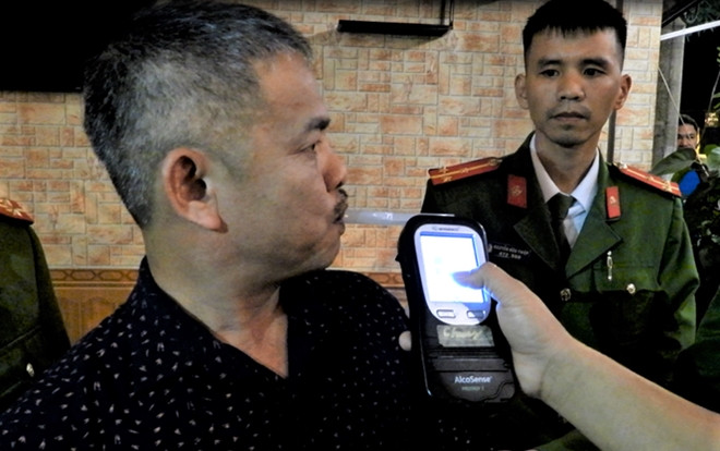 Tài xế đánh cảnh sát giao thông khi bị kiểm tra nồng độ cồn Ảnh 2