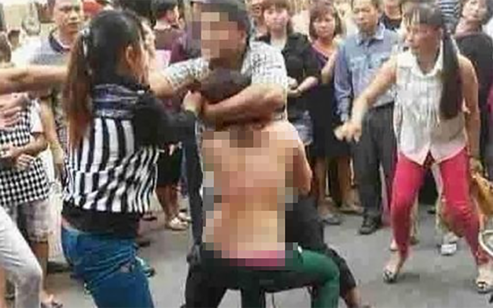 Vợ rủ bạn đánh ghen, lột trần chồng và nhân tình ngay giữa phố Ảnh 2