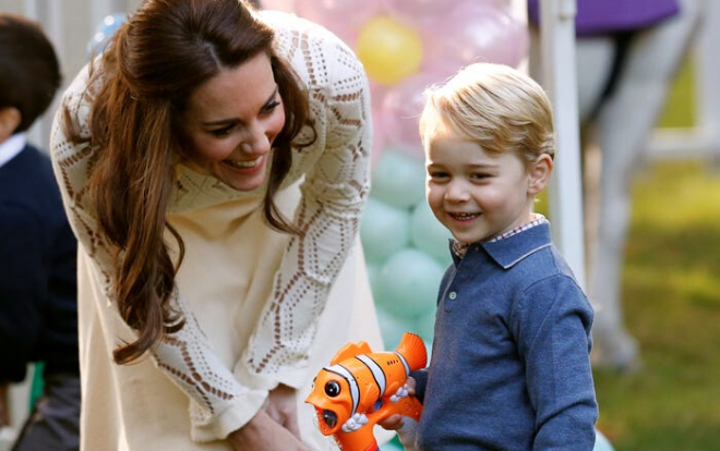 15 bức ảnh chứng minh Kate Middleton là một bà mẹ ân cần và chu đáo Ảnh 2