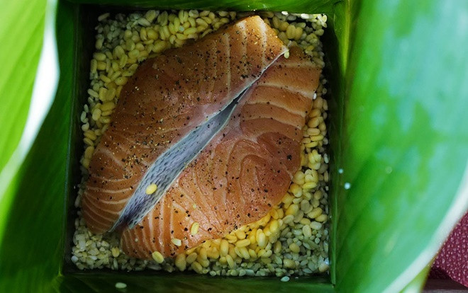 Người Hà Nội làm bánh chưng nhân cá hồi Ảnh 2