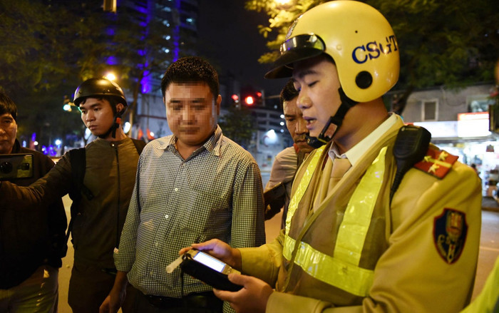 Uống hai chai bia bị CSGT kiểm tra, người đàn ông rút điện thoại ‘gọi cho người thân’ cầu cứu Ảnh 2