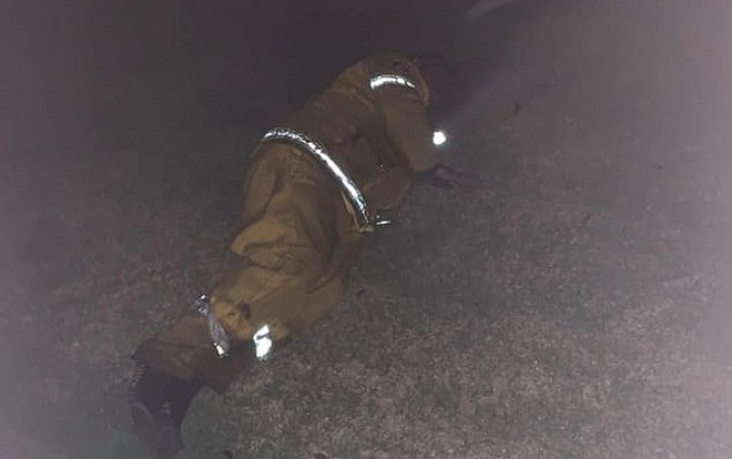 Lính cứu hỏa ngủ gục trên bãi cỏ vì kiệt sức sau 10 ngày căng mình đối phó với cháy rừng ở Australia Ảnh 2