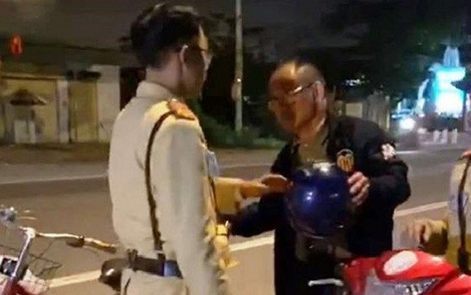 Người đàn ông Trung Quốc say rượu đi xe đạp bị phạt 500 nghìn đồng Ảnh 2