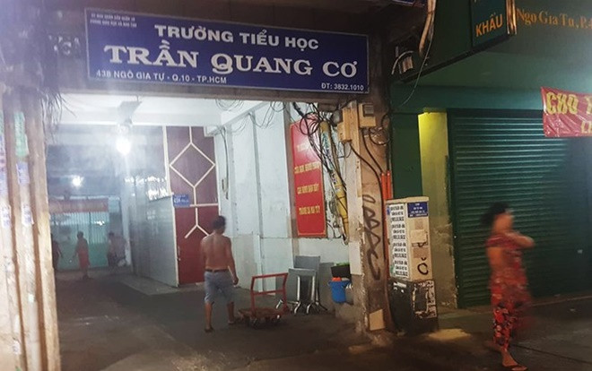 2 nhóm phụ huynh xô xát gây náo loạn trước cổng trường, phó hiệu trưởng can ngăn thì bị đánh nhập viện Ảnh 2