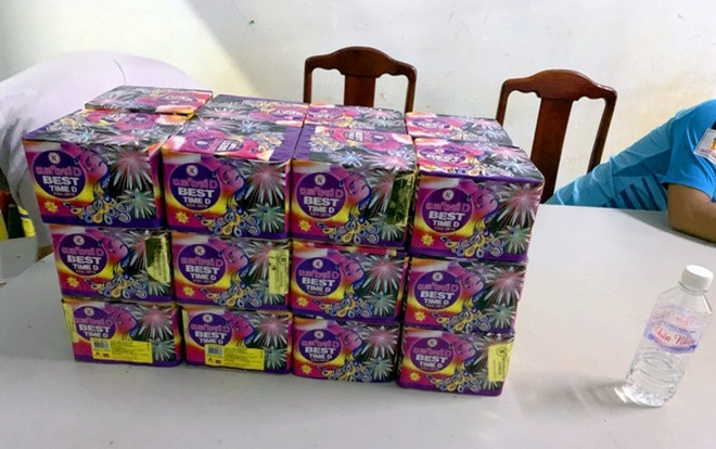 Bắt đối tượng dùng xe cẩu vận chuyển 55 kg pháo lậu Ảnh 2