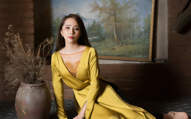 'Cá sấu chúa' Quỳnh Nga khoe lưng trần với áo dài Tết cách tân Ảnh 2