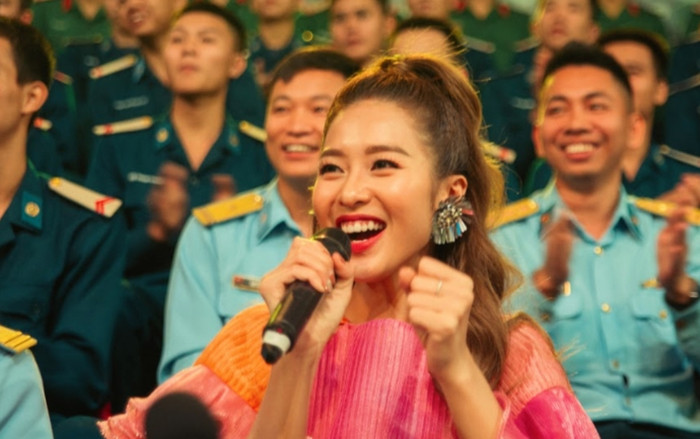 Khả Ngân lần đầu hát live ca khúc mới, trình diễn đầy tự tin trên sóng truyền hình Quốc gia Ảnh 2