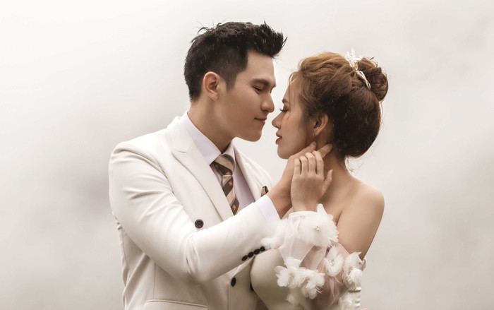 Hậu hôn lễ bí mật, Minh Anh khoe bộ ảnh cưới lung linh cùng vợ tại Đà Lạt Ảnh 2