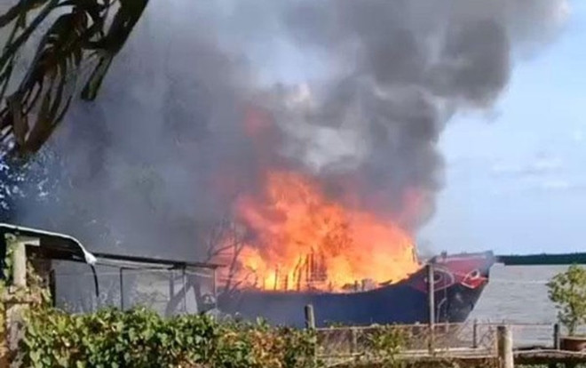 Tàu du lịch bất ngờ bốc cháy khi đang neo đậu, thiệt hại ước tính hàng tỷ đồng Ảnh 2
