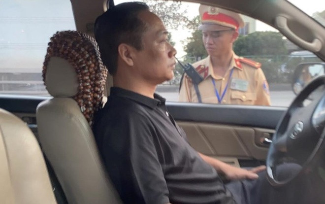 Bị kiểm tra nồng độ cồn, tài xế cố thủ trên xe và liên tục uống nước trong hơn 3 giờ Ảnh 2