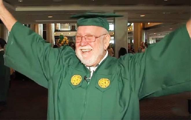 Cụ ông 81 tuổi quay trở lại học đại học sau 50 năm dang dở Ảnh 2