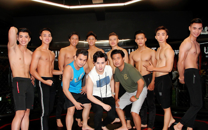 Nguyên Vũ gây chú ý khi 'chiêu mộ' dàn trai 6 múi cuồn cuộn xuất hiện trong MV với cái tên 'độc' Ảnh 2