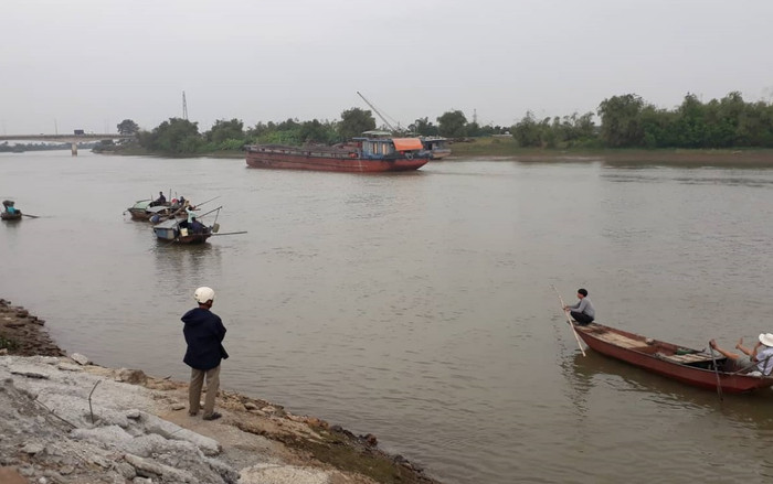 Vụ lật thuyền chài lưới trong đêm 2 vợ chồng tử vong: Vẫn chưa tìm thấy thi thể người vợ Ảnh 2
