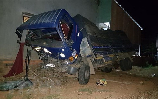 Xe tải lao thẳng vào nhà dân, 8 người trong gia đình may mắn thoát chết Ảnh 2